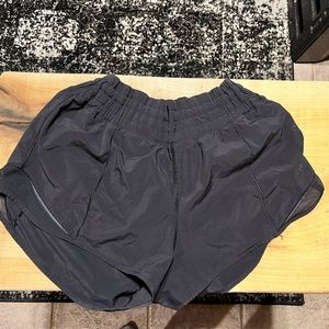 Lululemon Hotty hot high rise 2.5 short size 6